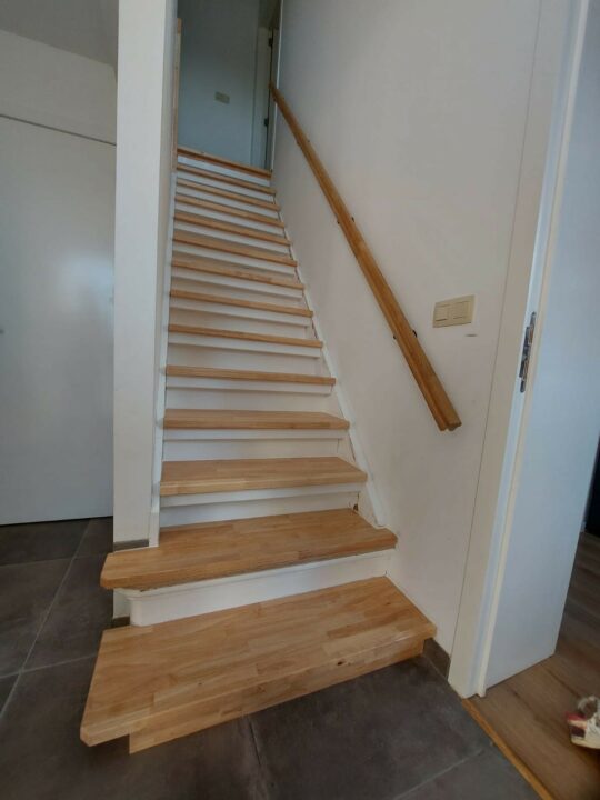 Habillage d’escalier en bois avec modification sur mesure – Boiscarre