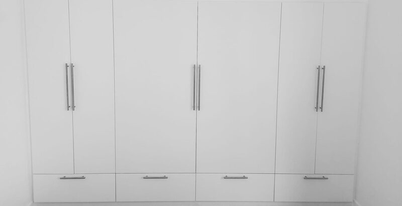 Grande armoire sur mesure avec placards et tiroirs – Design esthétique et capacité de rangement